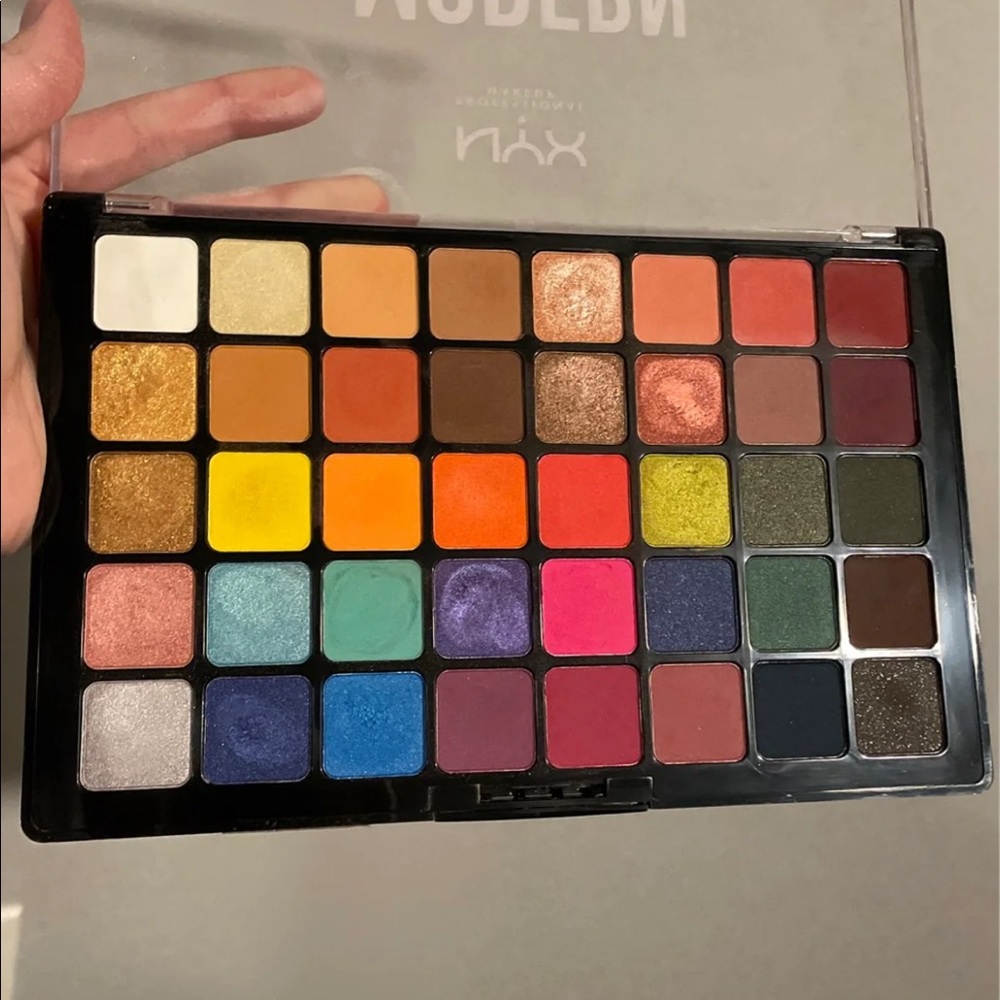 NYX modern dreamer eyeshadow palette